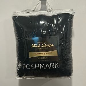 NEW POSHMARK SHERPA BLANKET